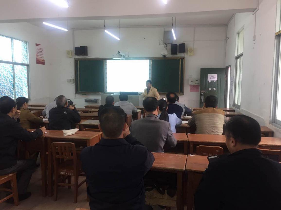 龔日輝老師和汝城縣一中數學備課組老師交流